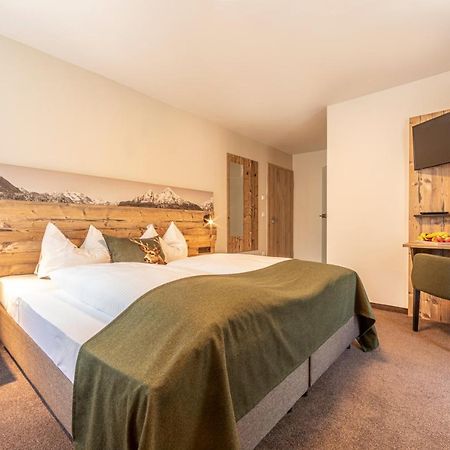 Home-Hotel Salzberg 베르히테스가덴 외부 사진 A typical room at the Hotel Garni Alpenblick